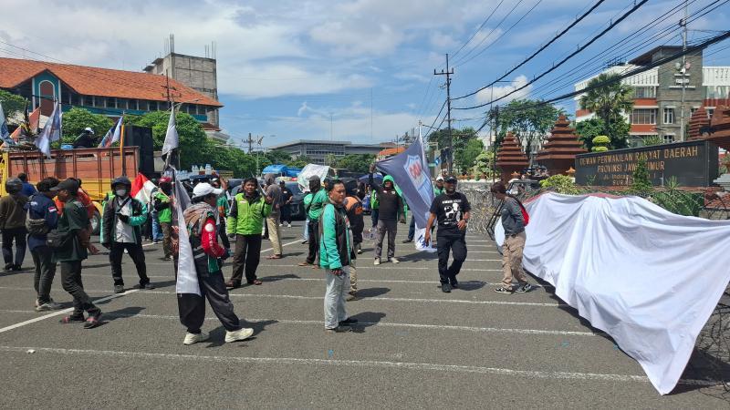 Datangi Gedung DPRD Jatim, Ribuan Driver Online Desak Anggota Dewan Susun Perda Tarif Baru