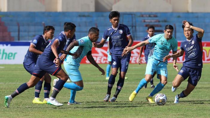 Duel-Arema-FC-vs-Madura-United-berakhir-0-2-pada-pekan-16-Liga-1-2022-di-Stadion-Sultan-Agung.jpg