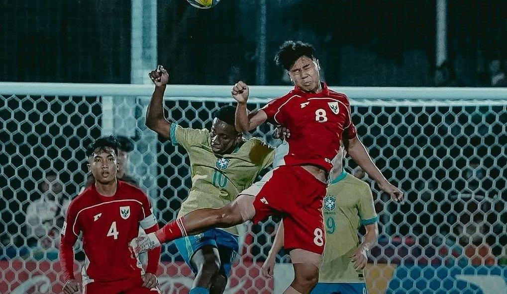 Duel-Timnas-Indonesia-U-17-melawan-Brasil-dalam-laga-Grup-H-Piala-Dunia-U-17-2025.jpg