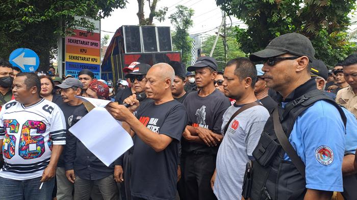 Dur-berorasi-di-DPRD-Kabupaten-Malang-demo-Bendungan-Lahor.jpg