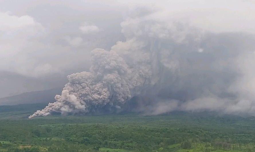 ERUPSI-Abu-vulkanik-dari-letusan-Gunung-Semeru-Jawa-Timur-Rabu-19112025.jpg