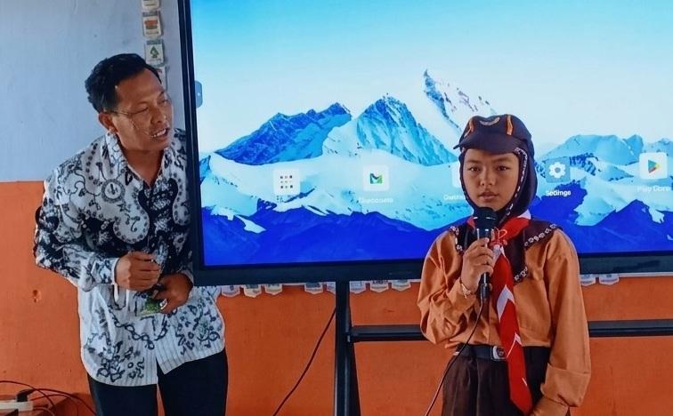Edi-Wahyudi-saat-mengajar-di-sekolah-Sejumlah-Guru-Tidak-Tetap-GTT-di-Kabupaten-Malang.jpg