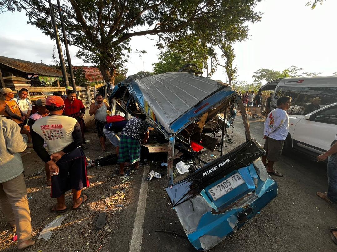 Elf-yang-terlibat-kecelakaan-maut-di-Jalan-Raya-Situbondo-Banyuwangi-Senin-2392024.jpg