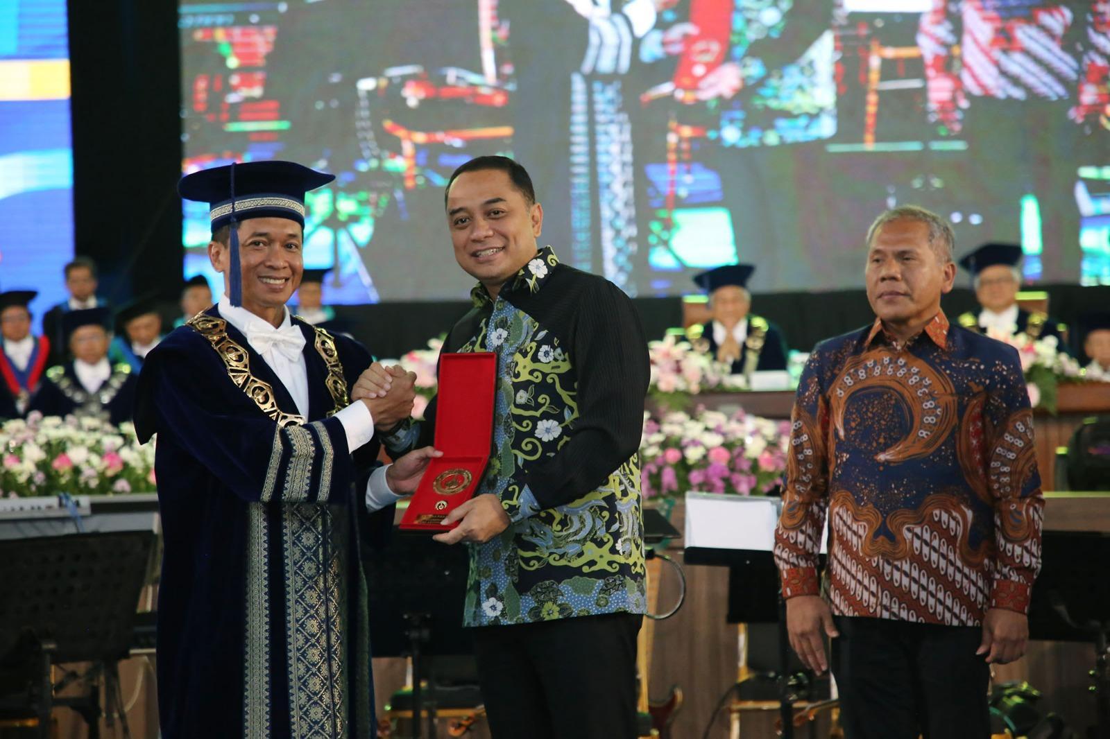 Eri Cahyadi Terima Penghargaan Wira Adhiwasesa pada Dies Natalies ke-64 ITS Surabaya