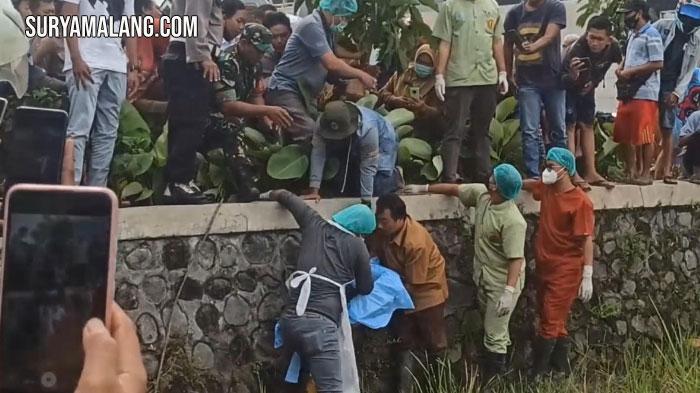 Jasad Bayi Laki-laki Dalam Lumpur Sawah.di Desa Siwalanpanji, Buduran, Sidoarjo