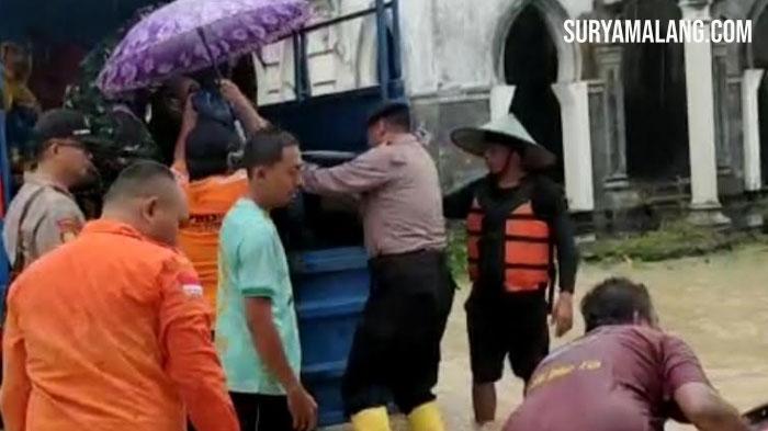 Evakuasi-warga-terdampak-luapan-Sungai-Kali-Kening-Parengan-Tuban.jpg