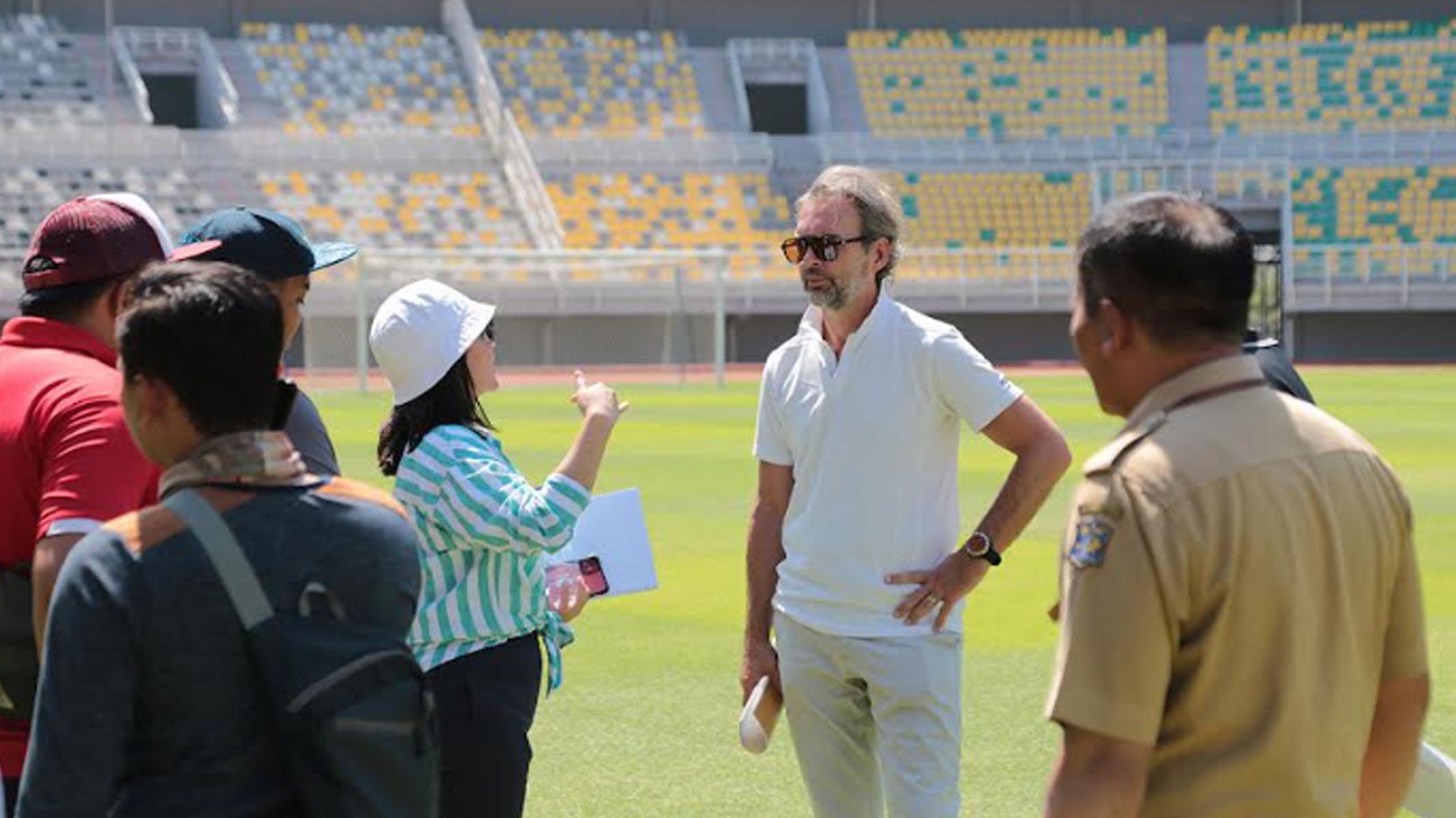 Kualitas Rumput Gelora Bung Tomo GBT Diapresiasi FIFA dalam Kunjungan Jelang Piala Dunia U-17