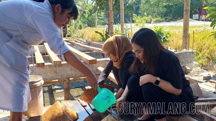 Mahasiswa dari Beragam Kampus Ikut Persiapkan Festival Topeng Malang di Polowijen