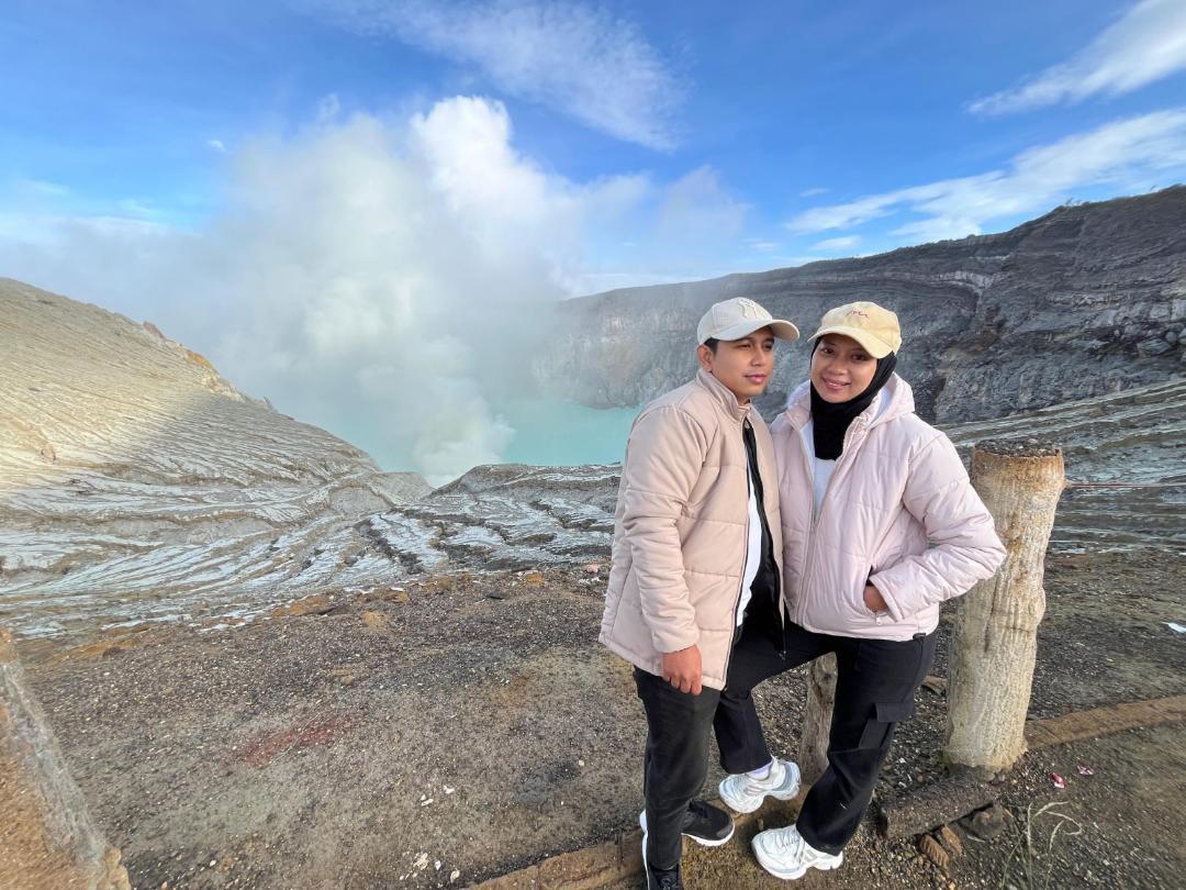 GELIAT-PARIWISATA-Wisatawan-sedang-berfoto-di-Kawah-Ijen-Banyuwangi.jpg