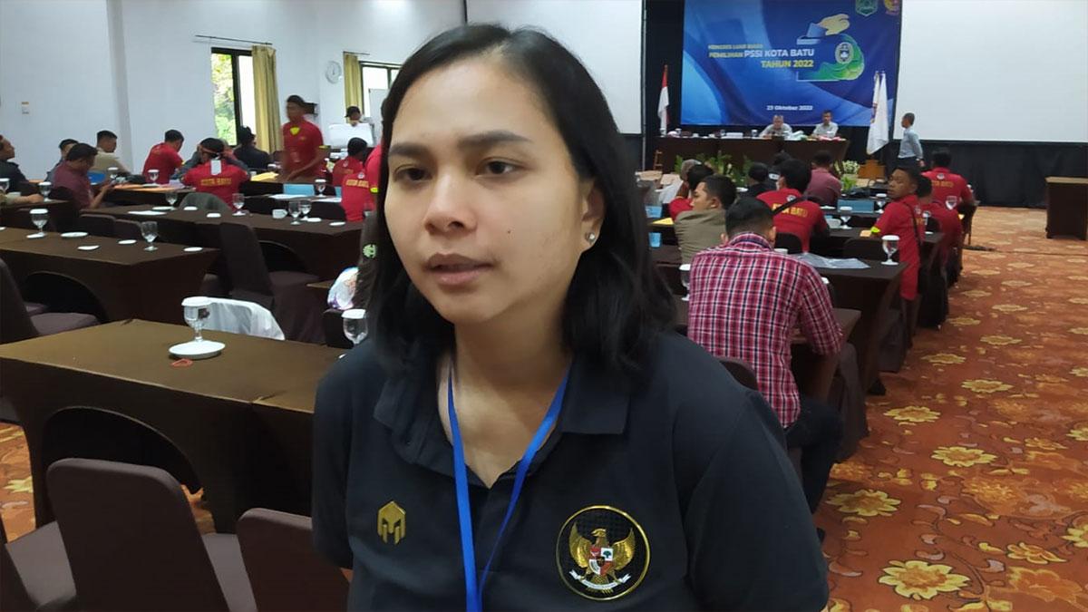 Ganis-Rumpoko-sebagai-Ketua-Askot-PSSI-Kota-Batu.jpg