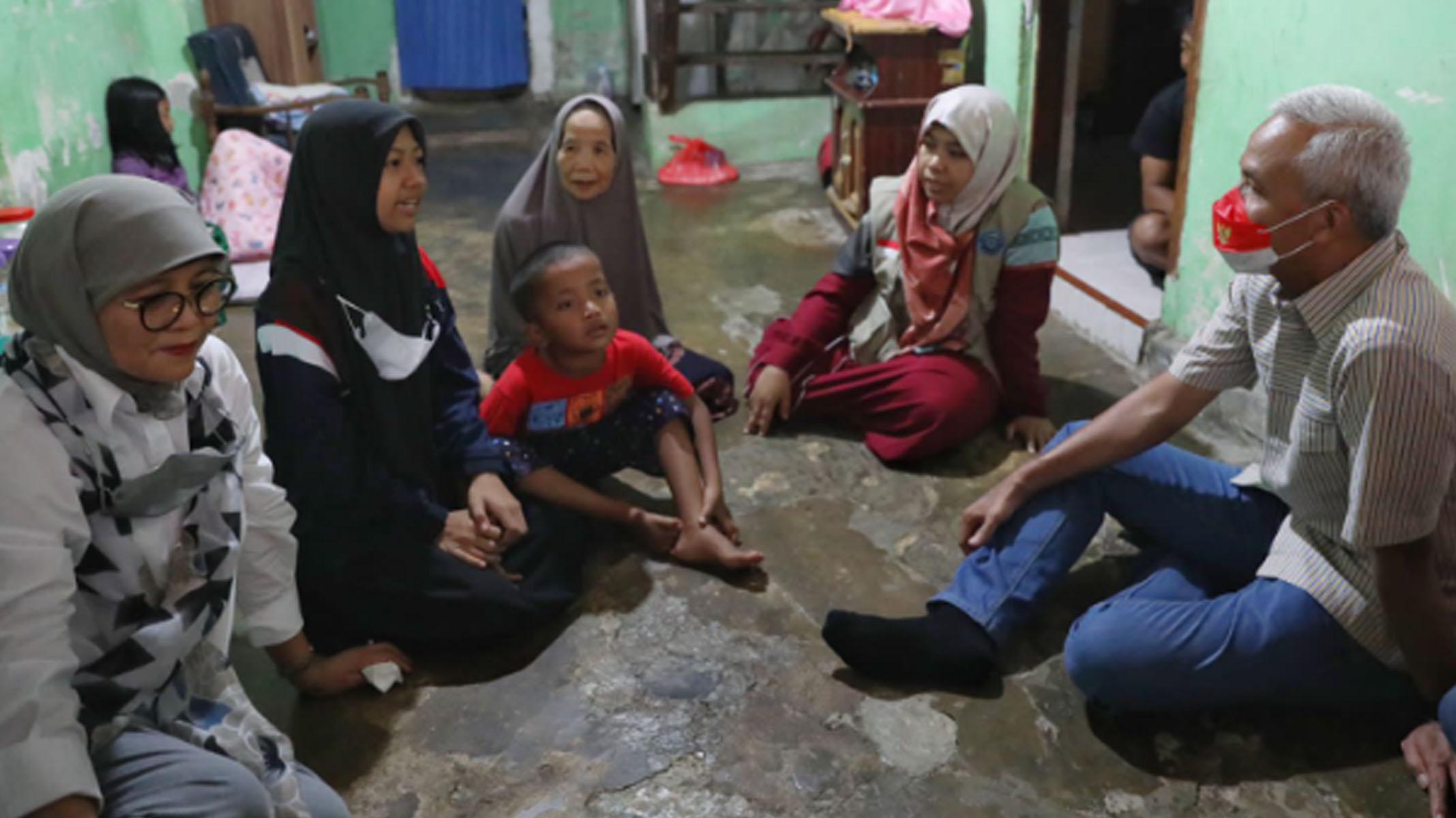 Ganjar-Pranowo-mengunjungi-rumah-dan-ngobrol-bersama-Siti-Aisyah.jpg