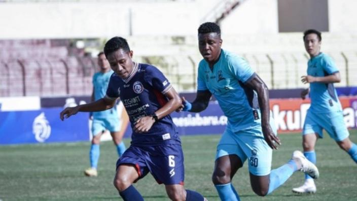 Gelandang-Arema-FC-Evan-Dimas-dalam-laga-melawan-Madura-United-pekan-16-Liga-1-2022.jpg