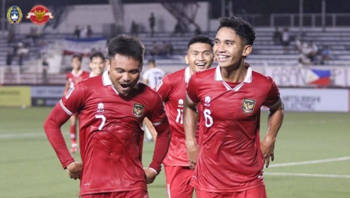 Gelandang-Timnas-Indonesia-Marselino-Ferdinan-kanan-bersama-Saddil-Ramdani.jpg