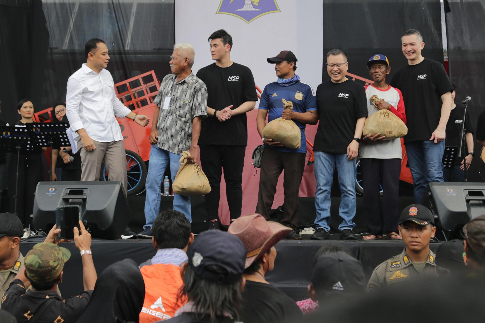 Umat Gereja Mawar Sharon Bagikan 4.000 Paket Sembako pada Petugas Kebersihan di Surabaya