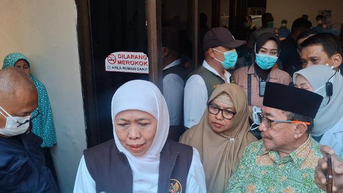 Gubernur-Jawa-Timur-Khofifah-Indar-Parawansa-saat-kunjungan-ke-sejumlah-pasien-campak-sumenep.jpg