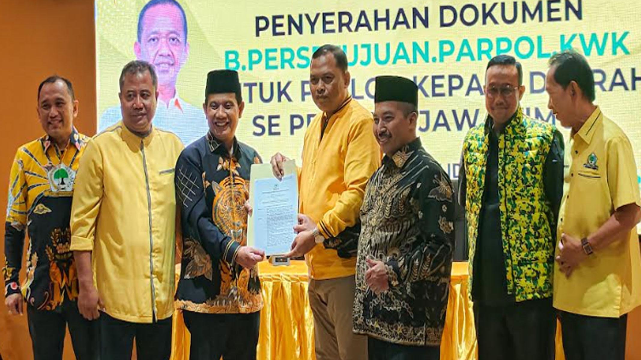 Gunawan-Wibisono-dan-dokter-Umar-Usman-rekom-Golkar.jpg