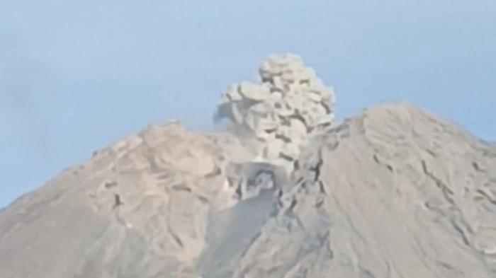 BREAKING NEWS - Berstatus Siaga, Gunung Semeru Kembali Semburkan Material Vulkanik