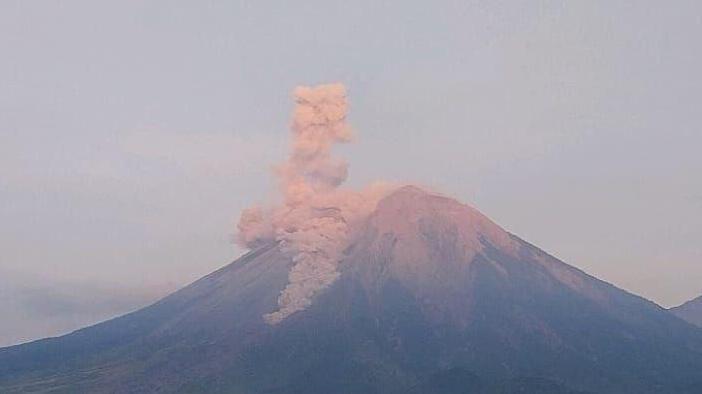 Gunung-Semeru-mengeluarkan-guguran-awan-panas-dengan-jarak-luncur-3000-meter.jpg