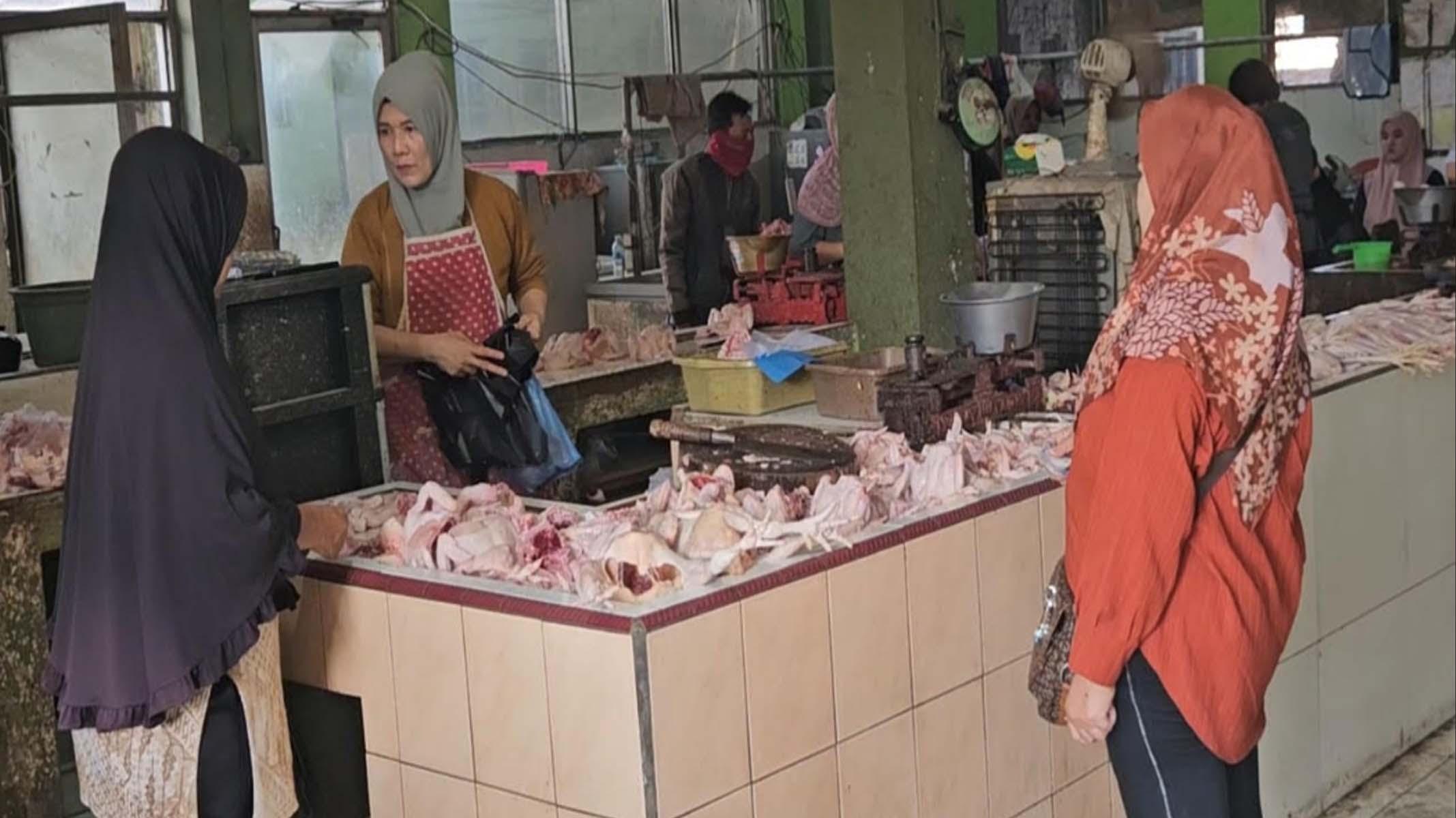 Harga Daging Ayam Naik dengan Permintaan Tetap Tinggi, di Trenggalek Tembus Rp 40 ribu Perkilogram