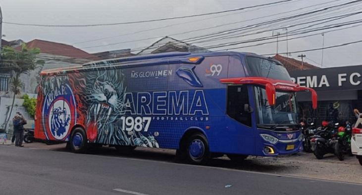 Hibah-bus-dari-Gilang-Widya-Pramana-ke-Arema-FC-Selasa-472023.jpg