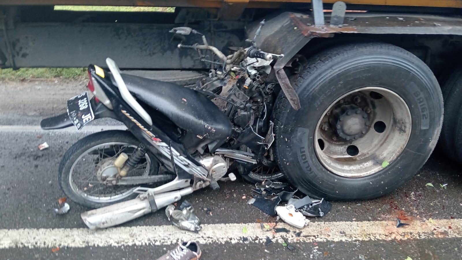 Honda-Supra-Fit-ringsek-usai-menabrak-bagian-belakang-truk-tangki-di-jalur-Pantura-Tuban.jpg