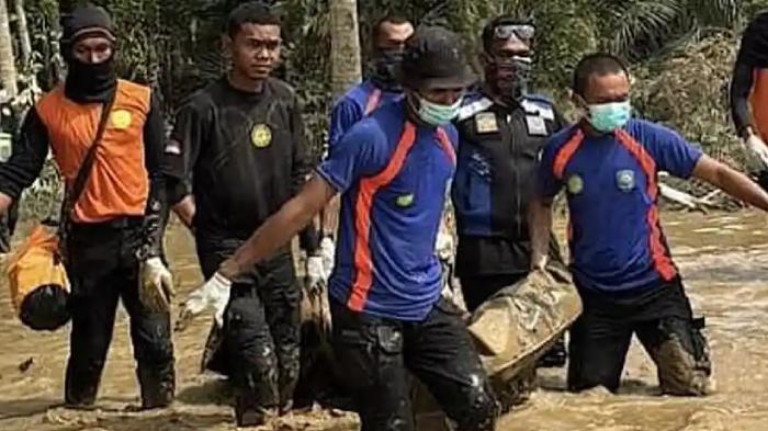 Ironi Aceh: Jenazah Diikat di Pohon Saat Banjir, Bupati Mirwan Umrah Ditelepon Mendagri 'Pulang'