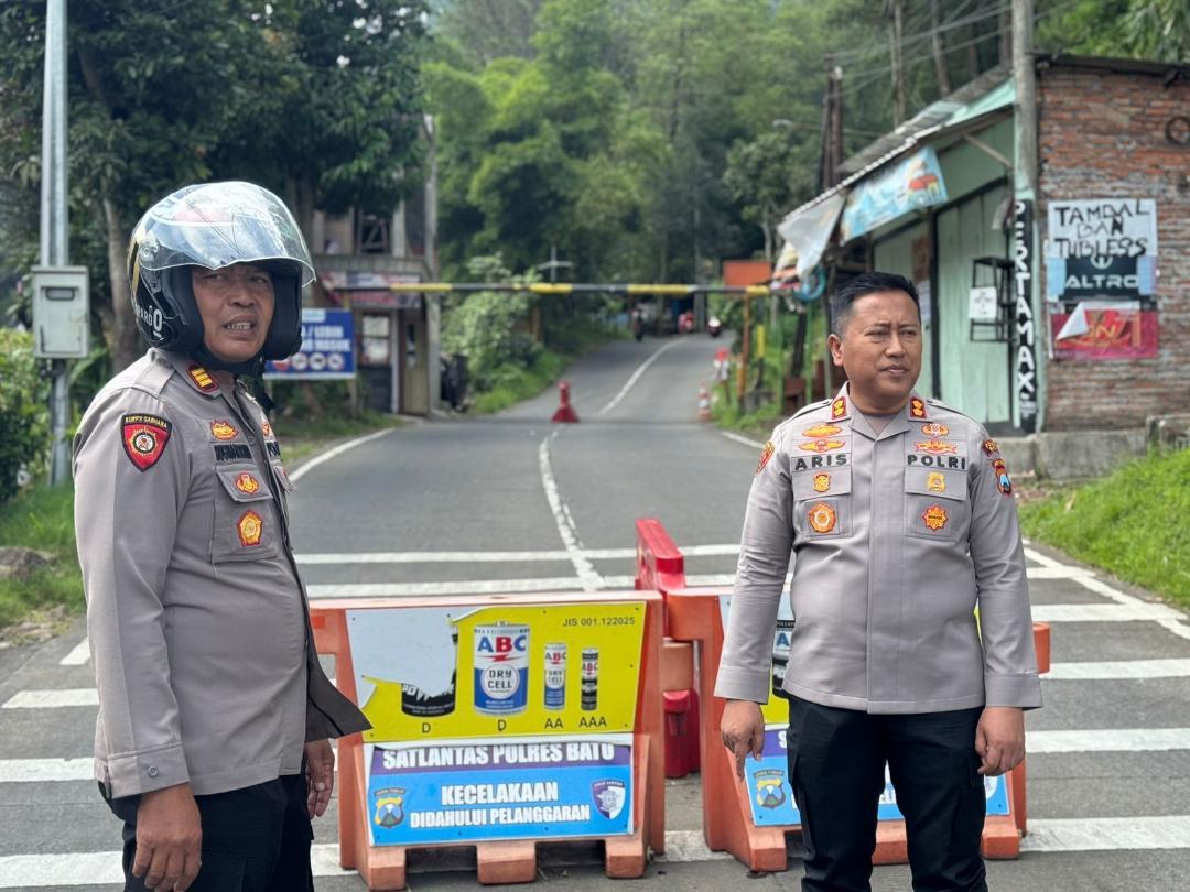 JALUR-KLEMUK-Kapolres-Batu-AKBP-Aris-Purwanto-mendatangi-Jalur-Klemuk-di-Jalan-Rajekwesi.jpg