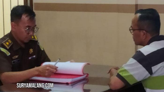 Jaksa-menahan-Henry-Mulya-Baharudin-Tanjung-bekas-Sekretaris-dispora-malang.jpg