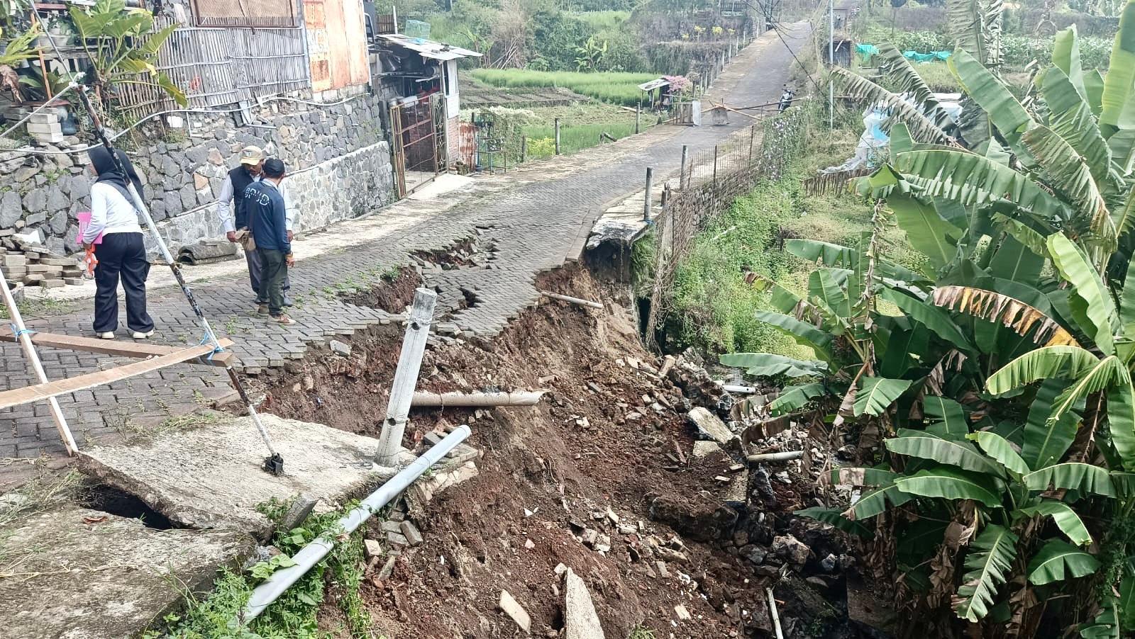 Jalan-Dusun-Tinjumoyo-Desa-Sidomulyo-Kota-Batu-yang-kini-ditutup-total-karena-longsor.jpg