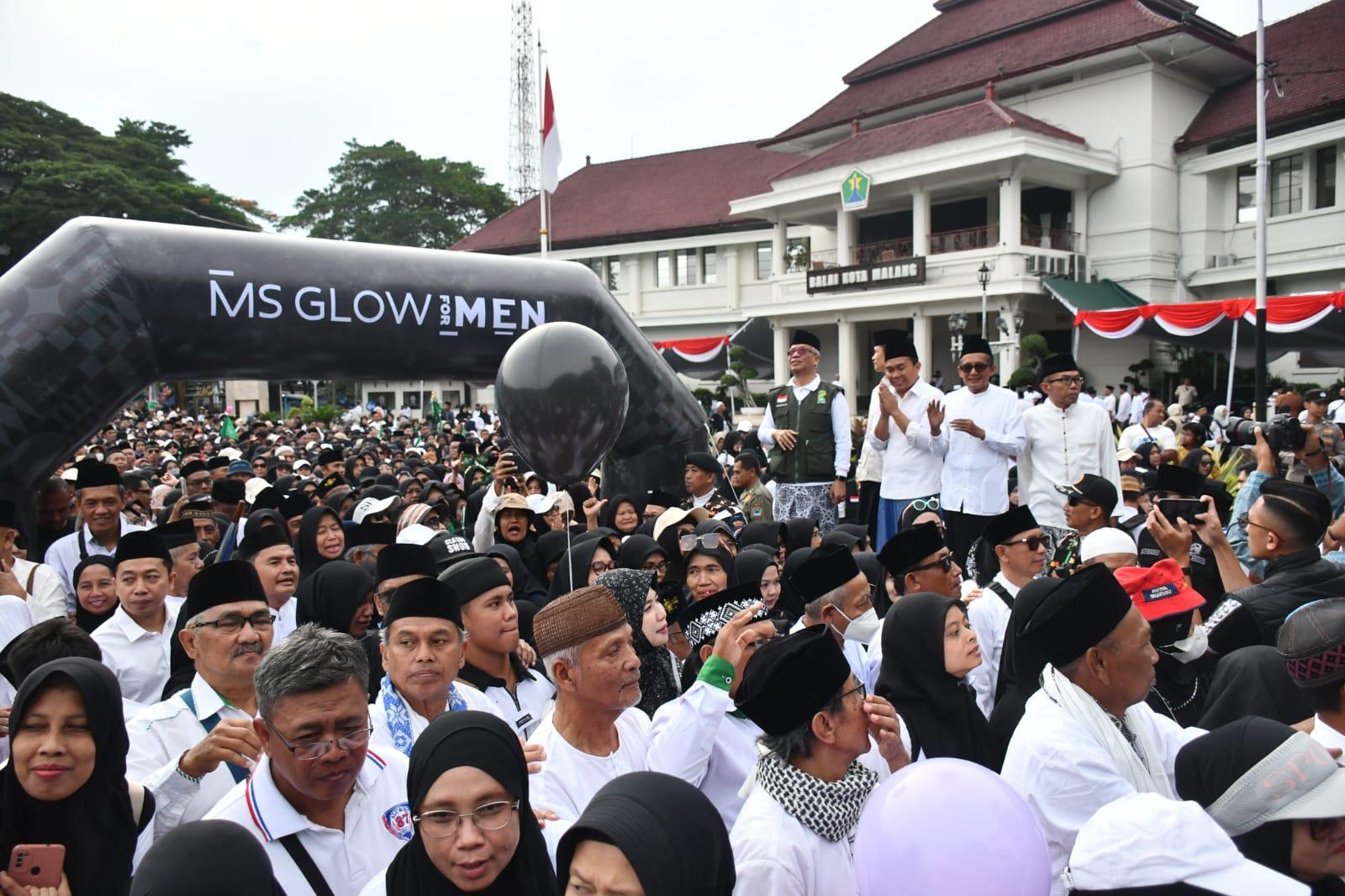Jalan-Sehat-Sarungan-Santri-Fun-Walk-saat-dilepas-dari-depan-Balai-Kota-Malang-Minggu.jpg