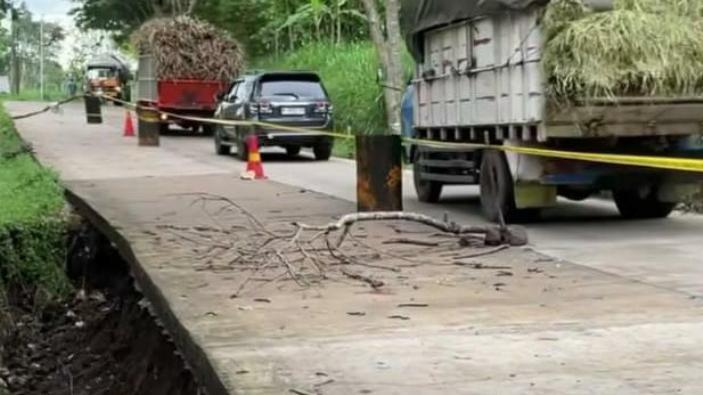 Jalan-cor-di-Gunung-Geger-Kabupaten-Malang-rawan-ambles-karena-tanahnya-tergerus.jpg