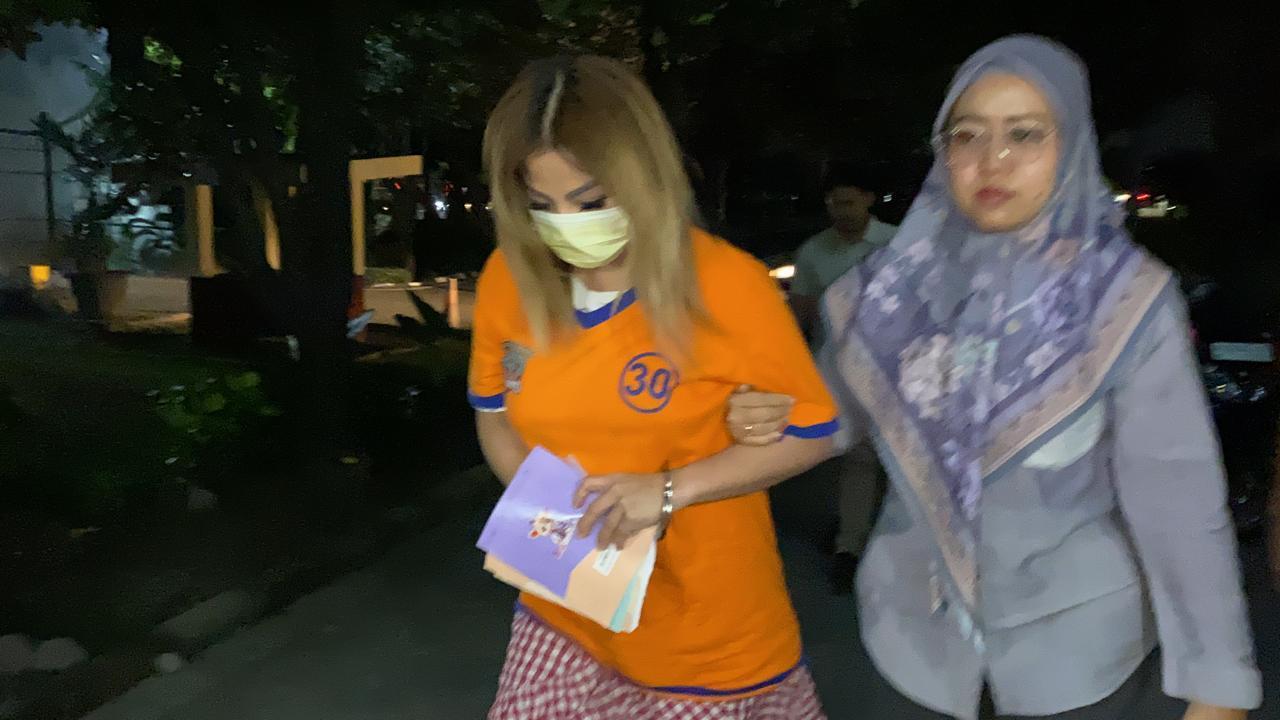 Jan-Hwa-Diana-dibawa-penyidik-Renakta-Ditreskrimum-Polda-Jatim.jpg