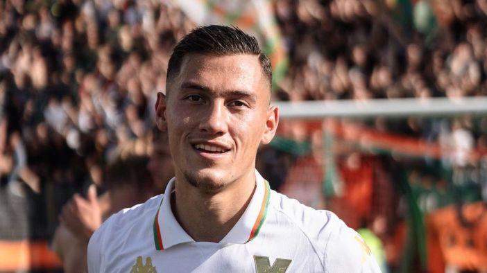 Jay-Idzes-bek-Timnas-Indonesia-yang-berkarier-di-Liga-Italia-bersama-Venezia.jpg