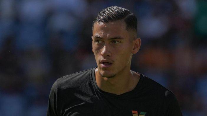 Jay-Idzes-bek-Timnas-Indonesia-yang-merumput-bersama-Venezia-di-Liga-Italia.jpg