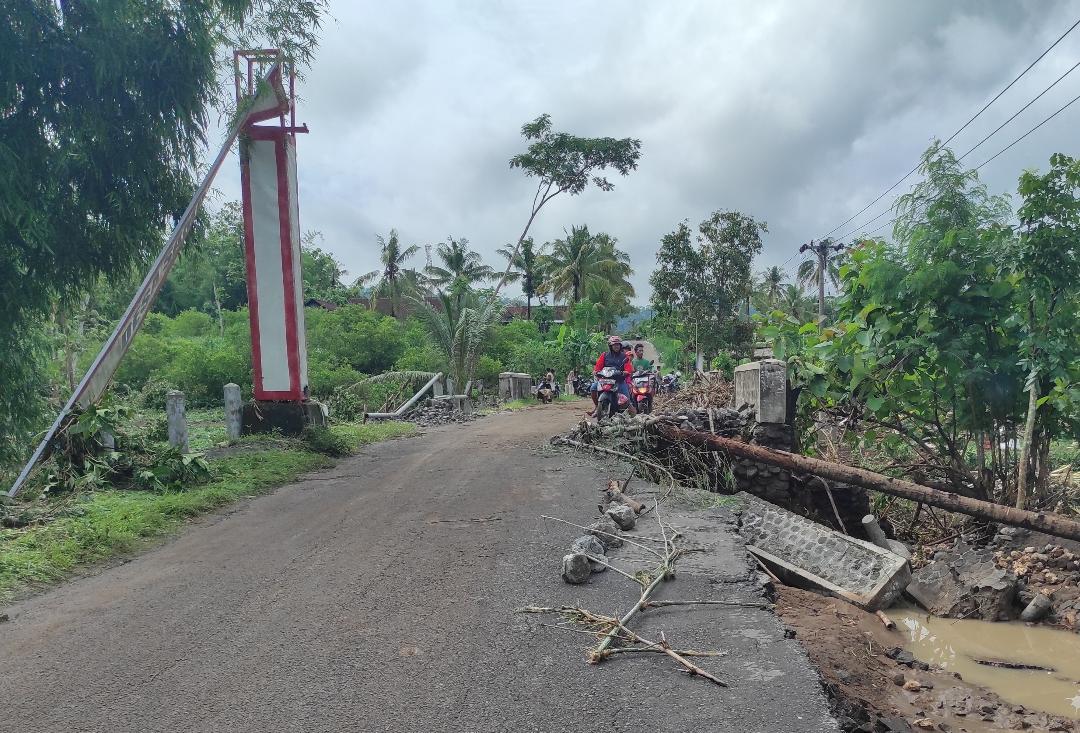 Jembatan-di-Desa-Birowo-Kecamatan-Binangun-Kabupaten-Blitar-rusak-terdampak-banjir.jpg