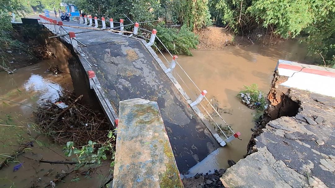 Jembatan Penghubung Desa Klampisan - Desa Pojok di Ngawi Rusak Parah Diterjang Banjir