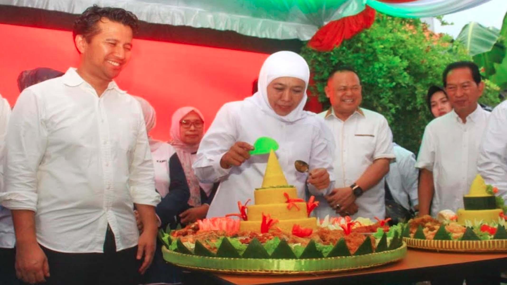 Khofifah-Emil Syukuran Potong Tumpeng Bersama Relawan, Ungguli Hasil Quick Count Pilgub Jatim 2024