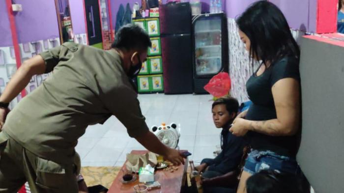 Kafe-diduga-sarang-prostitusi-di-Gresik-dirazia-Satpol-PP.jpg