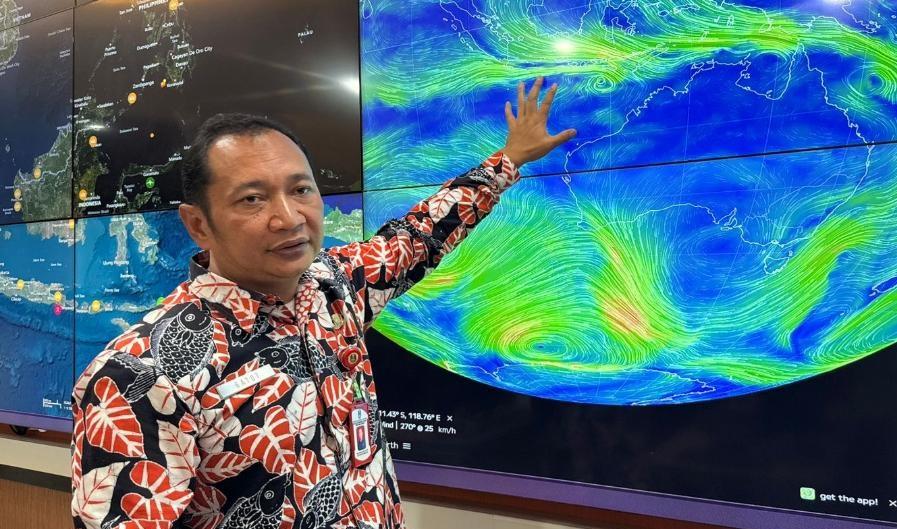 Kalaksa-BPBD-Jatim-Gatot-Soebroto-menjelaskan-pergerakan-angin-di-kawasan-Jatim.jpg