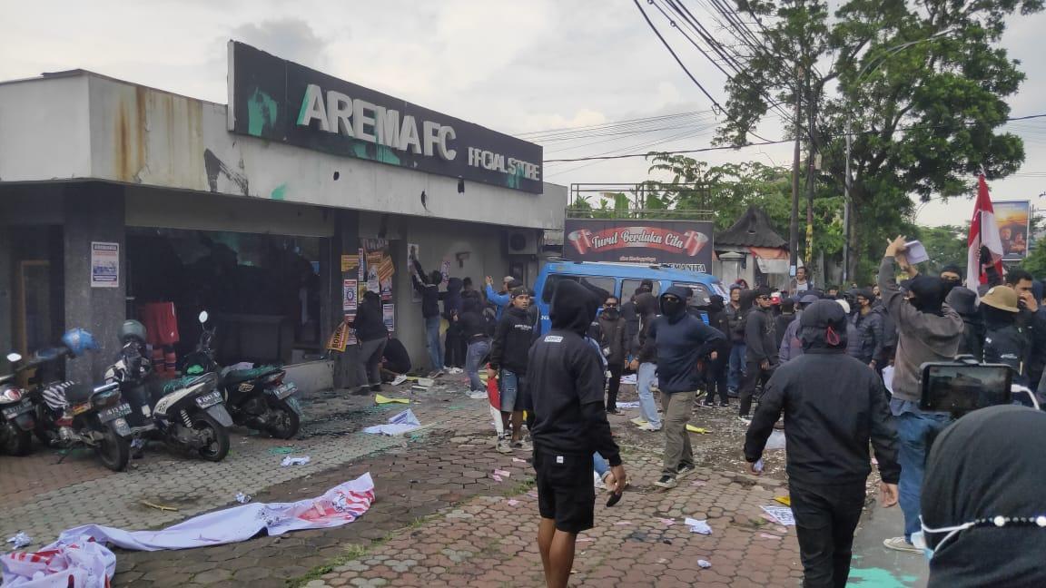 Kantor-Arema-FC-dan-Arema-FC-Store-rusak-parah-akibat-aksi-massa-yang-ngamuk.jpg