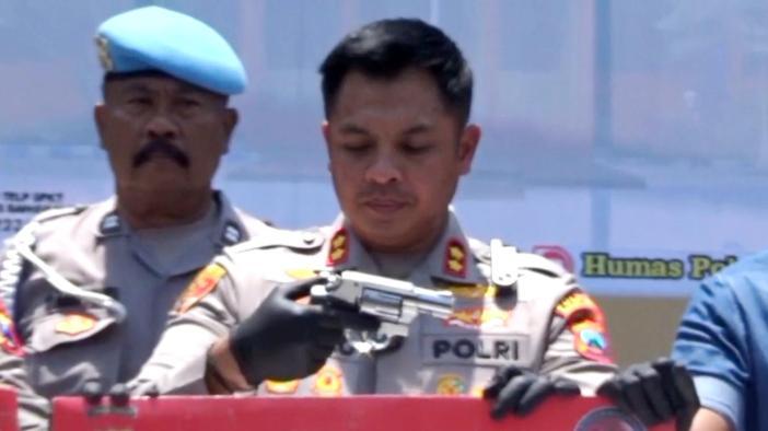 Kapolres-Bangkalan-AKBP-Hendro-Sukmono-menunjukkan-senpi-revolver-yang-disita.jpg