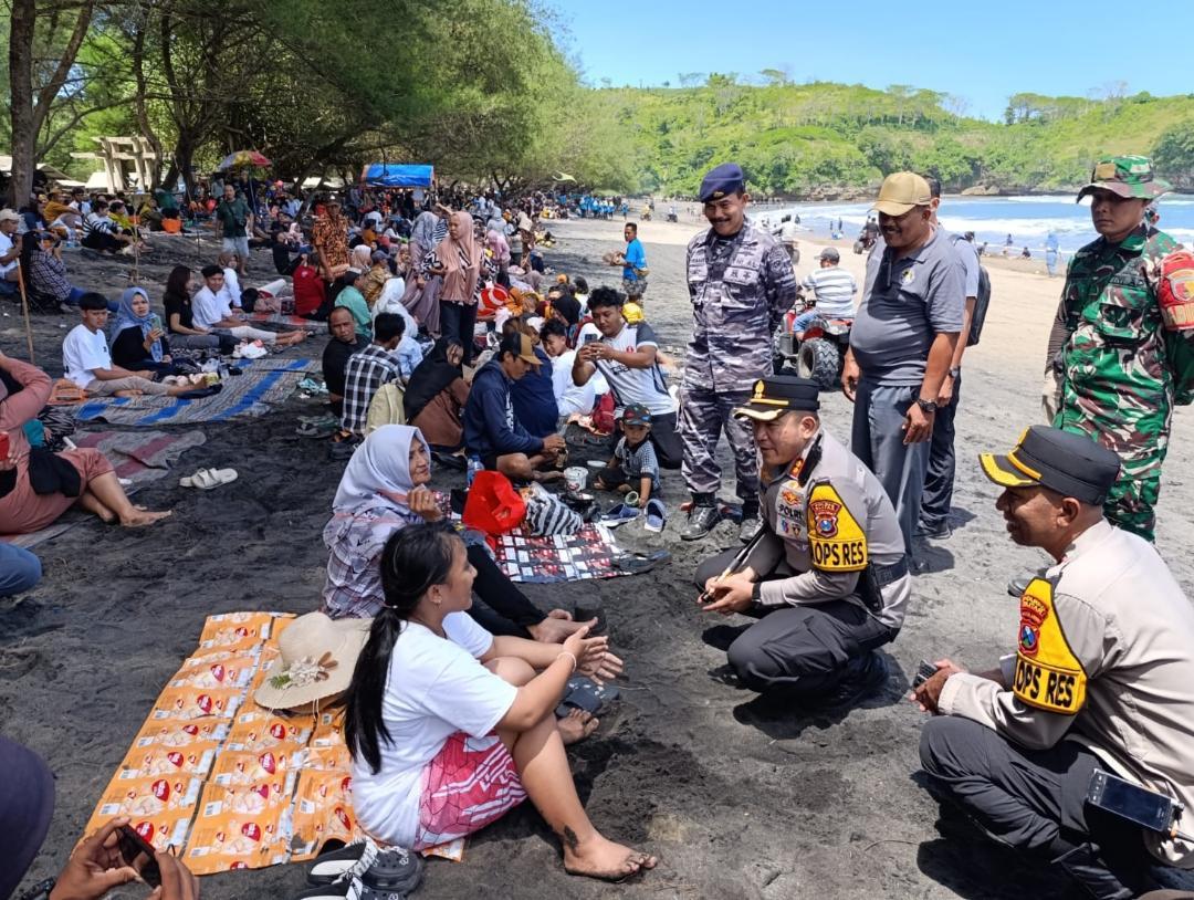 Kapolres-Blitar-AKBP-Arif-Fazlurrahman-berbincang-dengan-pengunjung-di-Pantai-Serang.jpg