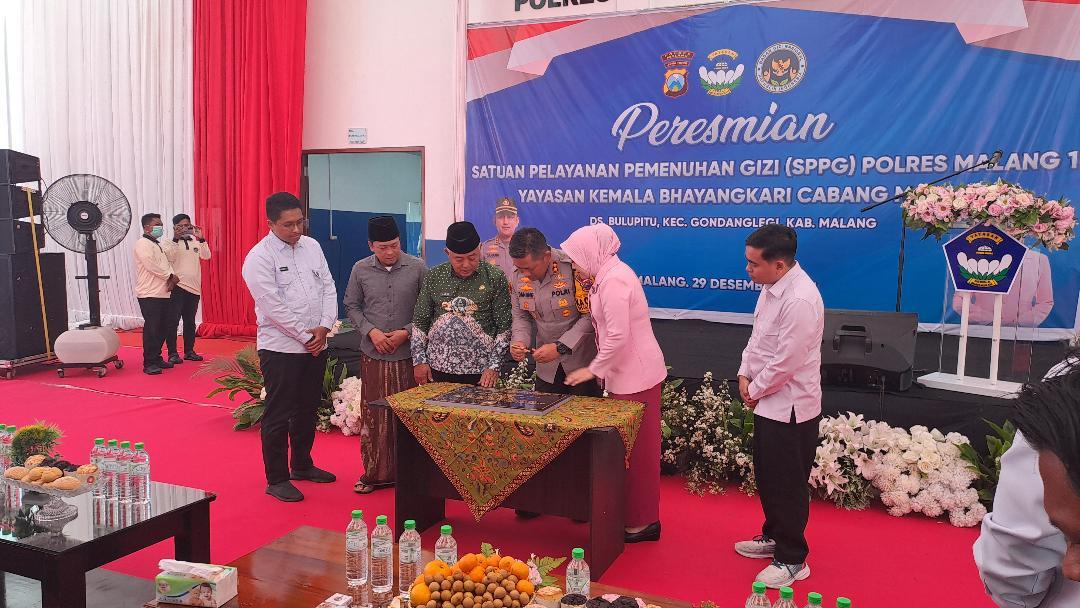 Kapolres-Malang-didampingi-Bupati-Malang-meresmikan-SPPG-Polres-Malang-I-di-Desa-Bilupitu.jpg