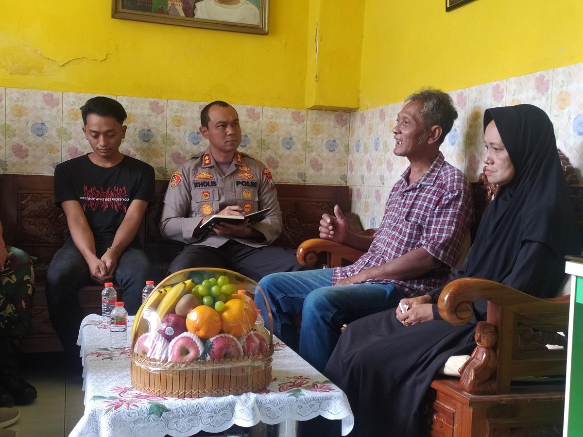 Kapolres-Malang-mengunjungi-keluarga-korban-Tragedi-Kanjuruhan.jpg