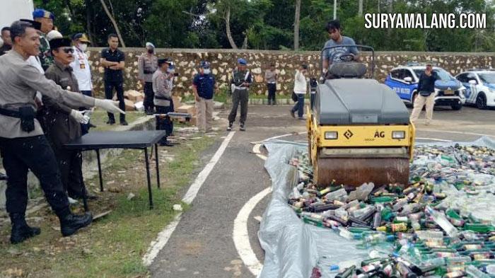 Aparat Pamekasan Tangkap 40 Orang dan Hancurkan Ratusan Botol Minuman Keras