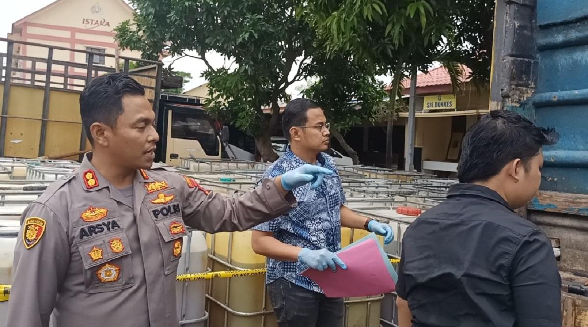Kapolres-Probolinggo-AKBP-Teuku-Arya-Khadafi-menunjukkan-barang-bukti-31-tandon-berisi-solar.jpg