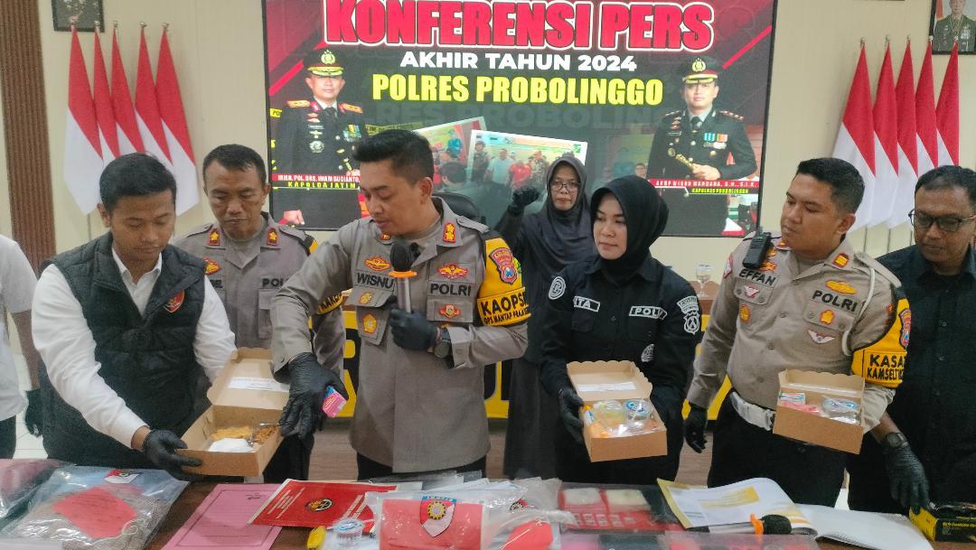 Kapolres-Probolinggo-AKBP-Wisnu-Wardana-saat-menunjukkan-menu-makan-siang-gratis.jpg