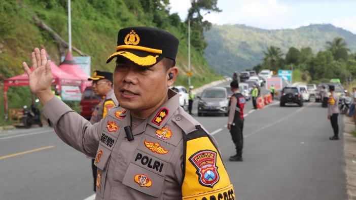 Ribuan Wisatawan Padati Pantai di Watulimo, Kapolres Trenggalek Pastikan Arus Lalin JLS Lancar