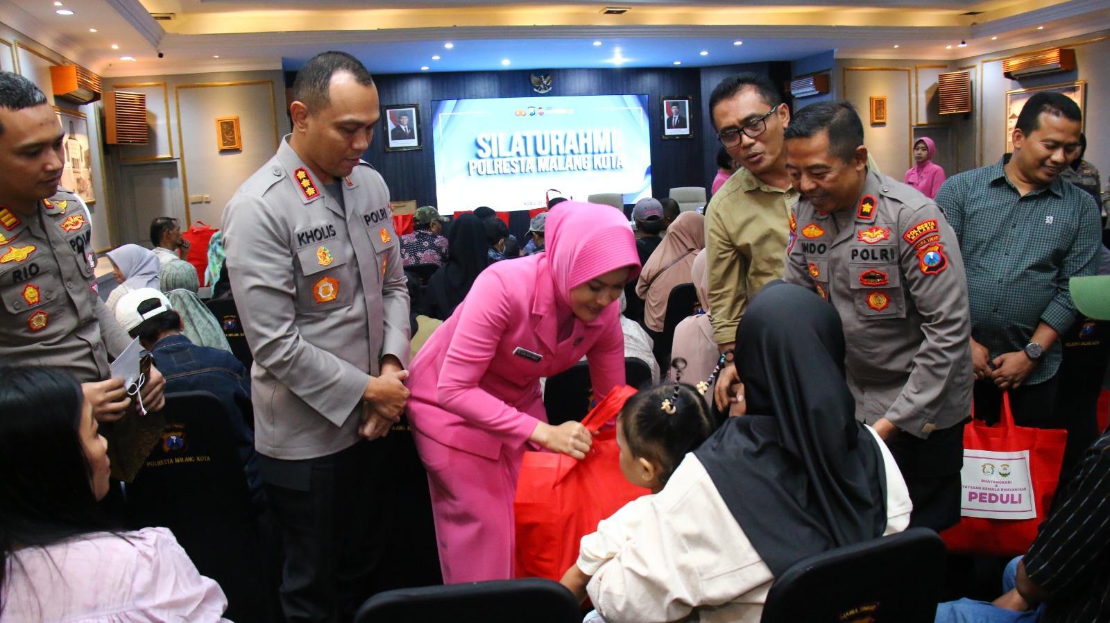 Kapolresta-Malang-Kota-Kombes-Pol-Putu-Kholis-Aryana-korban-Tragedi-Kanjuruhan.jpg