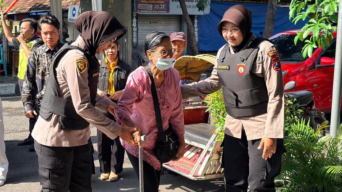 Kapolresta-Sidoarjo-Terjunkan-Polwan-Polwan-Cantik-di-Gereja-Obyek-Wisata-hingga-Mal-Saat-Nataru.jpg